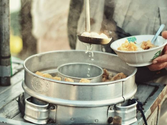 Ilustrasi bakso terenak di Bandung. Sumber: unsplash.com/ Azzadiva Sawungrana