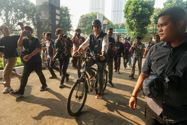 Bacapres dari Koalisi Perubahan Anies Baswedan bersepeda tiba RS Fatmawati, Jakarta, Selasa (17/10/2023).  Foto: Iqbal Firdaus/kumparan