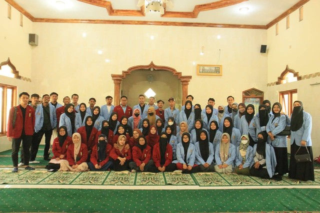 Sinergi IMM dan Mahasiswa Baru STAI Muhammadiyah Klaten 2023 saat mengadakan kegiatan bakti sosial di Dukuh Krumpul, Jatinom, pada Minggu (15/10). Foto: Ferdy/Humas