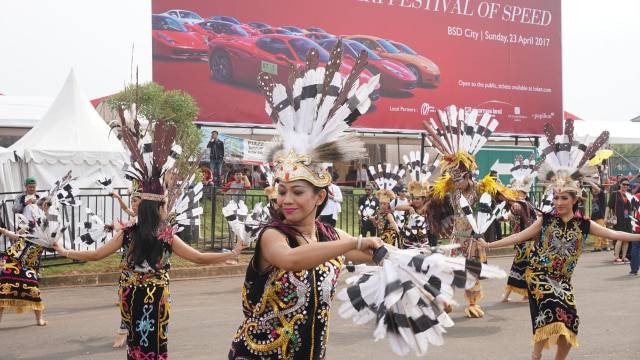 Ilustrasi tarian Dayak. Foto: Gesit Prayogi/kumparan