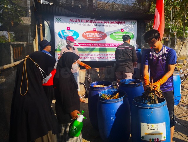 Tim Dahlan Muda Mengabdi IMM FTI UAD bersama warga perumahan Pringgading Permai  membuat rumah pengelola sampah organik (Dok. Istimewa)