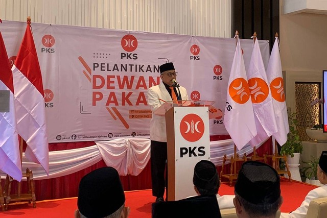Presiden PKS Ahmad Syaikhu memberikan sambutan pada acara pelantikan dewan pakar PKS di kantor DPP PKS, Jakarta, Selasa (17/10/2023).  Foto: Luthfi Humam/kumparan