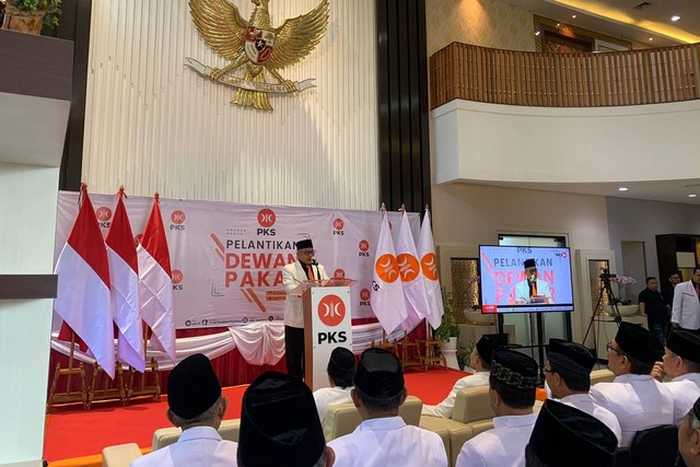 Presiden PKS Ahmad Syaikhu memberikan sambutan pada acara pelantikan dewan pakar PKS di kantor DPP PKS, Jakarta, Selasa (17/10/2023).  Foto: Luthfi Humam/kumparan