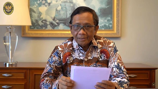 Menko Polhukam Mahfud MD memberikan sambutan saat Dialog Kebangsaan: Sukses Pemilu 2024 Menuju Indonesia Maju. Foto: Youtube/Kemenko Polhukam RI