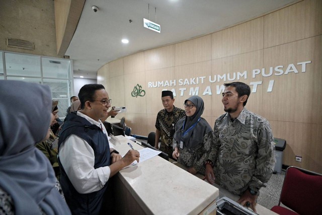 Bacapres Anies Baswedan mendatangi RSUP Fatmawati untuk melaksanakan medical check up (MCU) menggunakan sepeda dari kediamannya di Lebak Bukus Dalam II Jakarta Selatan, Selasa (17/10/2023).  Foto: Dok. Istimewa