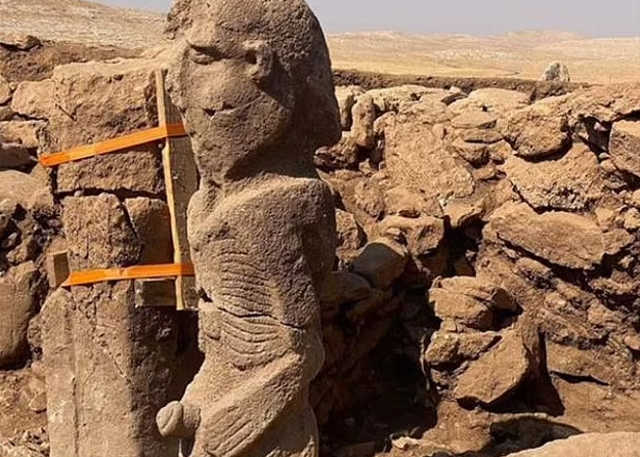 Patung pria sedang memegang penis ditemukan di situs Karahan Tepe, Turki. Foto: Ministry of Culture and Tourism
