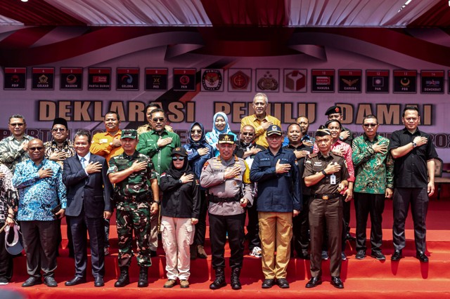 Kapolri Jenderal Pol Listyo Sigit Prabowo, Ketua KPU Hasyim Asy'ari, dan perwakilan partai politik berfoto bersama usai Deklarasi Pemilu Damai Partai Politik Nasional Peserta Pemilu 2024 di kawasan Monas, Jakarta, Selasa (17/10/2023). Foto: Aprillio Akbar/ANTARA FOTO