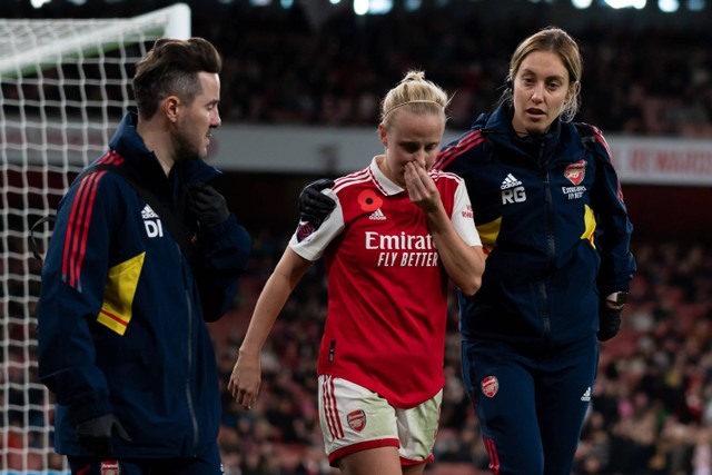 Pemain Arsenal Wanita Beth Mead mengaami cedera saat pertandingan melawan Manchester United Emirates Stadium, Inggris, pada 19 November 2022. Foto: Daniela Torres/SPP/via REUTERS