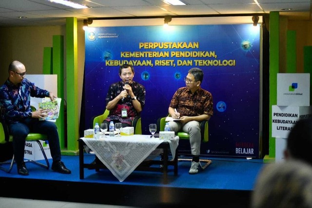 Kepala Pusat Perbukuan Kemendikbudristek, Supriyatno, (tengah) pada konferensi pers jelang Pameran Buku Frankfurt 2023 di Kemendikbudristek, Rabu (11/10/2023).  Foto: Kemendikbud