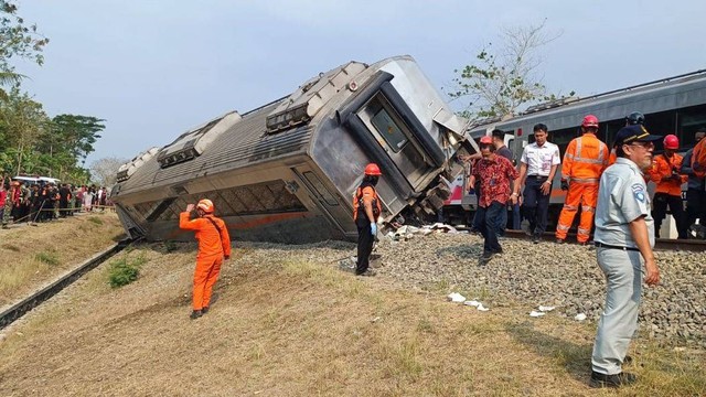 Kereta Api Argo Semeru anjlok di Sentolo, Kabupaten Kulon Progo, Selasa (17/10/2023).  Foto: Arfiansyah Panji Purnandaru/kumparan