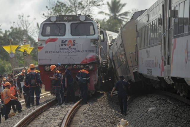 Petugas melakukan penangananan pada kereta api yang anjlok akibat kecelakaan di kawasan Kalimenur, Sukoreno, Kulonprogo, D.I Yogyakarta, Selasa (17/10/2023). Foto: Andreas Fitri Atmoko/ANTARA FOTO