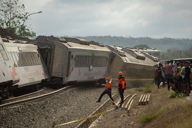 Petugas melakukan penangananan di dekat gerbong kereta api yang anjlok akibat kecelakaan di kawasan Kalimenur, Sukoreno, Kulonprogo, D.I Yogyakarta, Selasa (17/10/2023). Foto: Andreas Fitri Atmoko/ANTARA FOTO