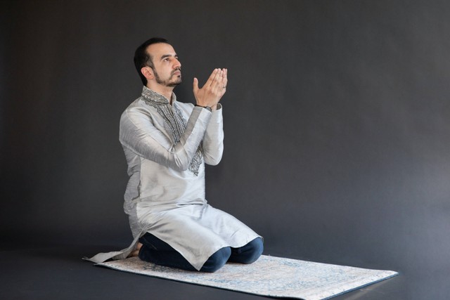 Ilustrasi seorang Muslim yang memanjatkan doa setelah pulang umroh untuk tamu. Foto: Pexels