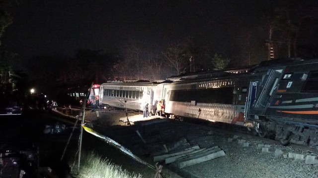 Suasana di lokasi kecelakaan antara KA 17 Argo Semeru relasi Surabaya Gubeng-Gambir dan KA 6 Argo Wilis relasi Bandung-Surabaya Gubeng di KM 520 + 4 petak jalan antara Stasiun Sentolo-Stasiun Wates, Kulon Progo, Selasa (17/10). 
 Foto: Arfiansyah Panji Purnandaru/kumparan