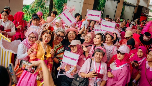 Pink Carnival yang digelar oleh organisasi nirlaba Lovepink untuk memperingati bulan kesadaran kanker payudara di Car Free Day Jakarta, Minggu (15/10/2023). Foto: Dok. Lovepink