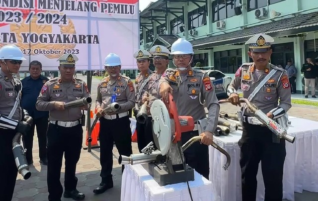 Polresta Yogyakarta memusnahkan ribuan knalpot brong. Foto: Polresta Yogyakarta