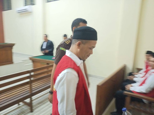 Terdakwa Rahmad yang merupakan konsultan proyek pekerjaan di Sekolah Az-Zahra menjalani sidang perdana di PN Tanjung Karang, Bandar Lampung. | Foto : Galih Prihantoro/ Lampung Ge