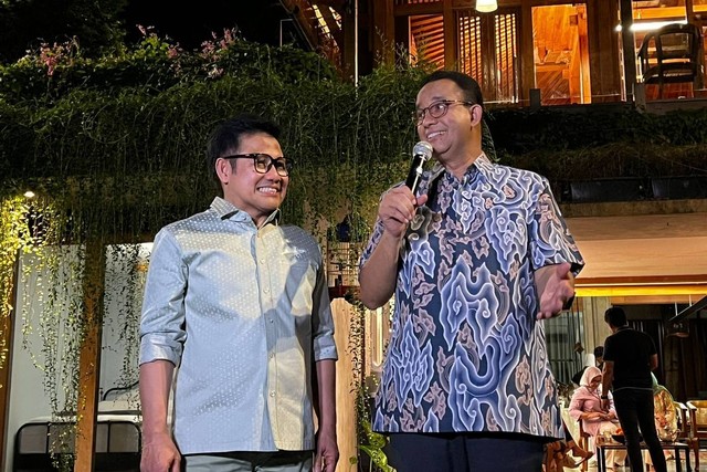 Bacapres Anies Baswedan dan Bacawapres Muhaimin Iskandar alias Cak Imin memberikan keterangan pers di kediaman pribadi Anies, di Leba Bulus, Jakarta Selatan, Selasa (17/10/2023). Foto: Haya Syahira/kumparan