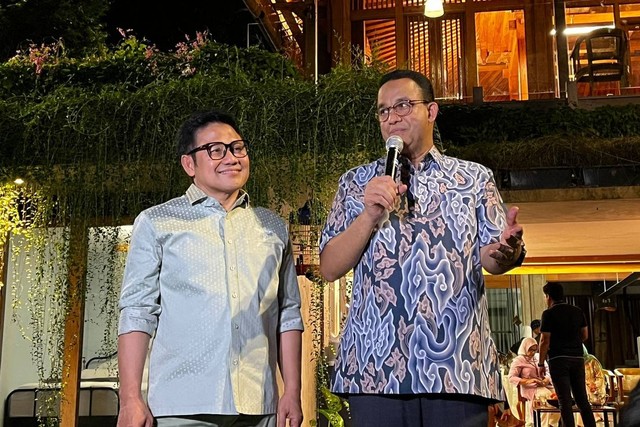 Bacapres Anies Baswedan dan Bacawapres Muhaimin Iskandar alias Cak Imin memberikan keterangan pers di kediaman pribadi Anies, di Leba Bulus, Jakarta Selatan, Selasa (17/10/2023). Foto: Haya Syahira/kumparan