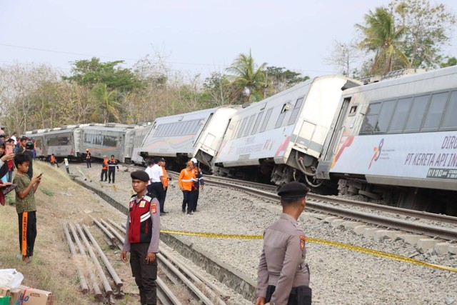 Polisi mengevakuasi kereta api yang anjlok di Kulon Progo. Foto: dok. Polres Kulon Progo