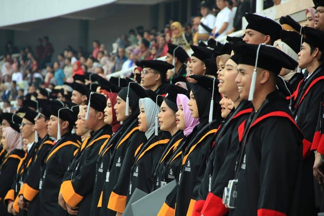 Para mahasiswa Poltekpar Palembang saat mengikuti Wisuda ke-4 , Foto : Humas Poltekpar Palembang