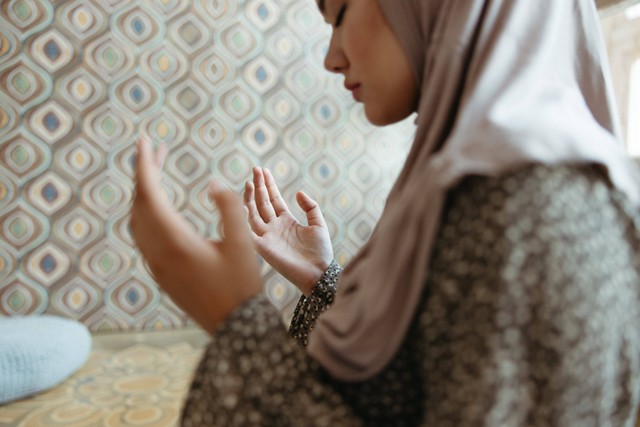 Doa qunut adalah salah satu bacaan doa yang perlu diketahui oleh umat Islam. Simak bacaan doa qunut. Foto: Pexels.com