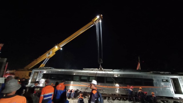 Proses evakuasi kereta api yang senggolan di kawasan Kalimenur, Sukoreno, Sentolo, Kulonprogo, D.I Yogyakarta, Selasa (17/10/2023). Foto: Arfiansyah Panji Purnandaru/kumparan