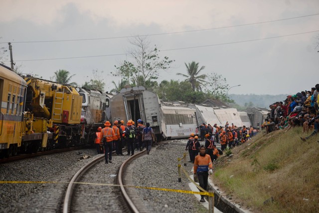 Petugas melakukan evakuasi gerbong kereta api yang mengalami kecelakaan di Kalimenur, Sukoreno, Sentolo, Kulon Progo, D.I Yogyakarta, Selasa (17/10/2023). Foto: Andreas Fitri Atmoko/ANTARA FOTO