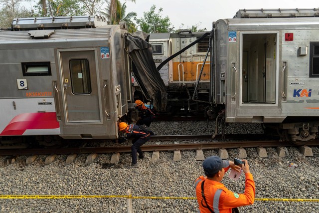 Petugas melakukan evakuasi gerbong kereta api yang mengalami kecelakaan di Kalimenur, Sukoreno, Sentolo, Kulon Progo, D.I Yogyakarta, Selasa (17/10/2023). Foto: Andreas Fitri Atmoko/ANTARA FOTO