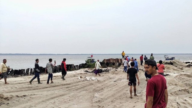 Warga dan nelayan Desa Kubu mendatangi lokasi penambangan pasir di muara Sungai Kumai, Selasa (17/10/2023).  Nampak di lokasi terdapat 2 ponton apung yang digunakan untuk mengeruk pasir. Foto: Lukman Hakim/InfoPBUN