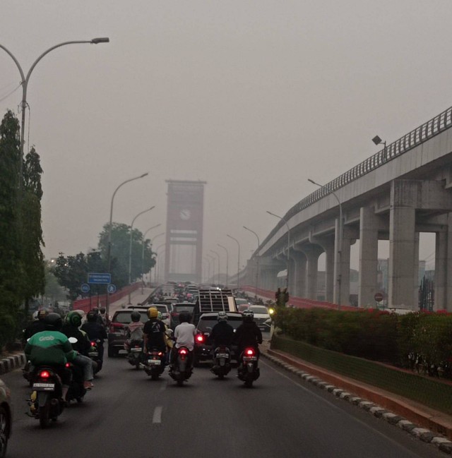 Kondisi Palembang di Jemabatan Ampera saat terjadi kabut asap yang tebal dari karhutla, Foto : Abdullah Toriq/Urban Id