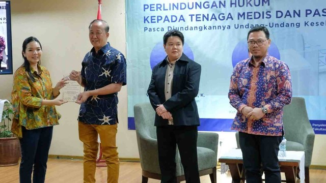 Prof. Dr. Dr. dr. Eka Julianta Wahjoepramono, SpBS., Ph.D selaku Dekan Fakultas Kedokteran UPH; Dr. Christine Susanti, S.H., M.Hum selaku Dosen FH UPH; dan dr. Mahesa Paranadipa Maikel, M.H. selaku Ketua Masyarakat Hukum Kesehatan Indonesia (MHKI) dalam Seminar Nasional dengan tema “Perlindungan Hukum Kepada Tenaga Medis dan Pasien Pasca Diundangkannya Undang-Undang Kesehatan”. Seminar yang digagas mahasiswa program studi (Prodi) Magister Hukum UPH angkatan 2022 ini diselenggarakan secara hybrid dari UPH Kampus Pascasarjana pada 2 Oktober 2023.