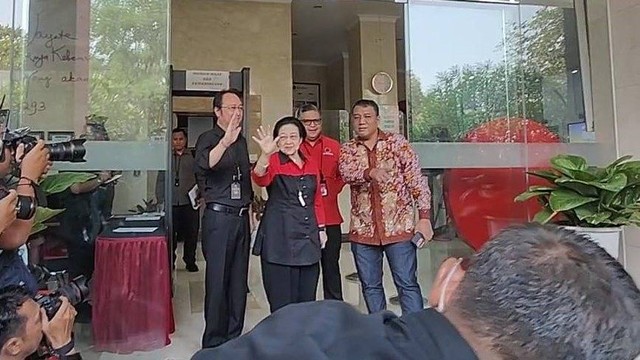 Ketua Umum PDIP Megawati Soekarnoputri tiba jelang pengumuman Bacawapres pendamping Ganjar Pranowo di DPP PDIP, Jakarta, Rabu (18/10/2023). 
 Foto: Paulina Herasmaranindar/kumparan