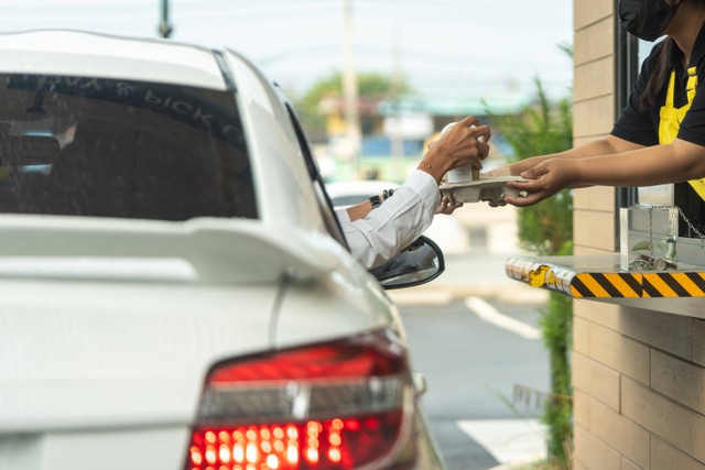 Layanan drive-thru restoran cepat saji. Foto: Shutterstock