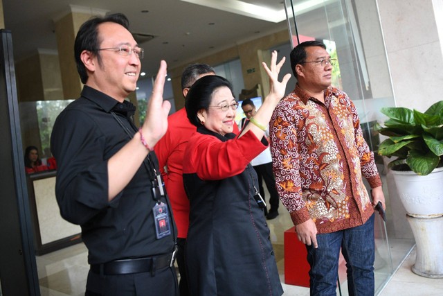 Ketua Umum PDIP Megawati Soekarnoputri tiba jelang pengumuman Bacawapres pendamping Ganjar Pranowo di DPP PDIP, Jakarta, Rabu (18/10/2023).
 Foto: M Risyal Hidayat/ANTARA FOTO