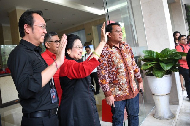 Ketua Umum PDIP Megawati Soekarnoputri tiba jelang pengumuman Bacawapres pendamping Ganjar Pranowo di DPP PDIP, Jakarta, Rabu (18/10/2023).
 Foto: M Risyal Hidayat/ANTARA FOTO