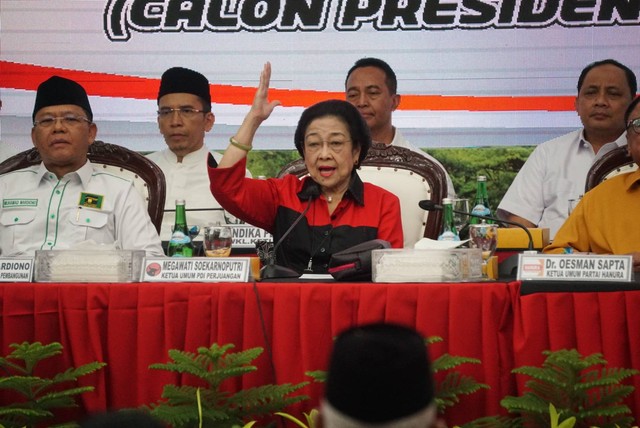 Ketua Umum PDIP Megawati Soekarnoputri saat mengumumkan Bacawapres pendamping Ganjar Pranowo di DPP PDIP, Jakarta, Rabu (18/10/2023). Foto: Iqbal Firdaus/kumparan