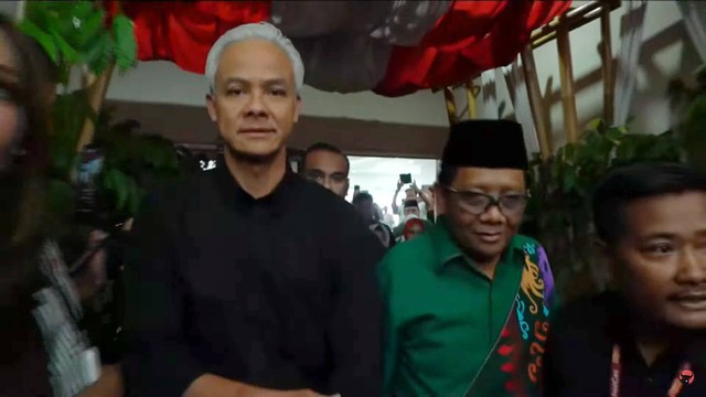 Bacapres Ganjar Pranowo bersama Bacawapres Mahfud MD di DPP PDIP, Jakarta, Rabu (18/10/2023).  Foto: Youtube/PDI Perjuangan