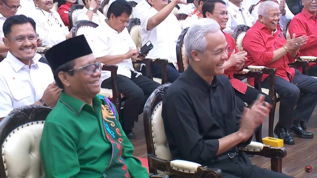 Bacapres Ganjar Pranowo bersama Bacawapres Mahfud MD di DPP PDIP, Jakarta, Rabu (18/10/2023). Foto: Youtube/PDI Perjuangan