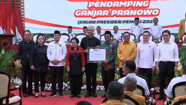 Bacapres Ganjar Pranowo bersama Bacawapres Mahfud MD di DPP PDIP, Jakarta, Rabu (18/10/2023). Foto: Youtube/PDI Perjuangan