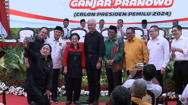 Bacapres Ganjar Pranowo bersama Bacawapres Mahfud MD di DPP PDIP, Jakarta, Rabu (18/10/2023). Foto: Youtube/PDI Perjuangan