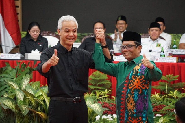 Bacapres Ganjar Pranowo bersama Bacawapres Mahfud MD berjabat tangan di DPP PDIP, Jakarta, Rabu (18/10/2023). Foto: Iqbal Firdaus/kumparan