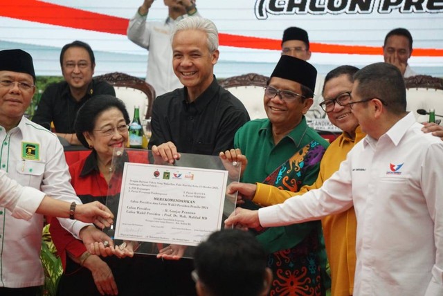 Bacapres Ganjar Pranowo bersama Bacawapres Mahfud MD menerima surat rekomendasi dari partai pengusung di DPP PDIP, Jakarta, Rabu (18/10/2023).
 Foto: Iqbal Firdaus/kumparan