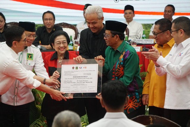 Bacapres Ganjar Pranowo bersama Bacawapres Mahfud MD menerima surat rekomendasi dari partai pengusung di DPP PDIP, Jakarta, Rabu (18/10/2023).
 Foto: Iqbal Firdaus/kumparan