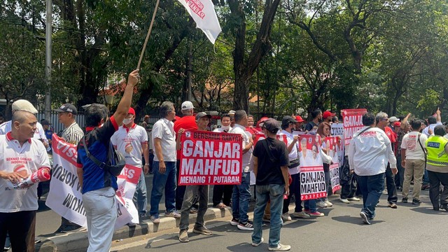 Euforia pendukung Ganjar-Mahfud di depan DPP PDIP, Jalan Diponegoro Jakarta Pusat, Rabu (18/10). Foto: Haya Syahira/kumparan