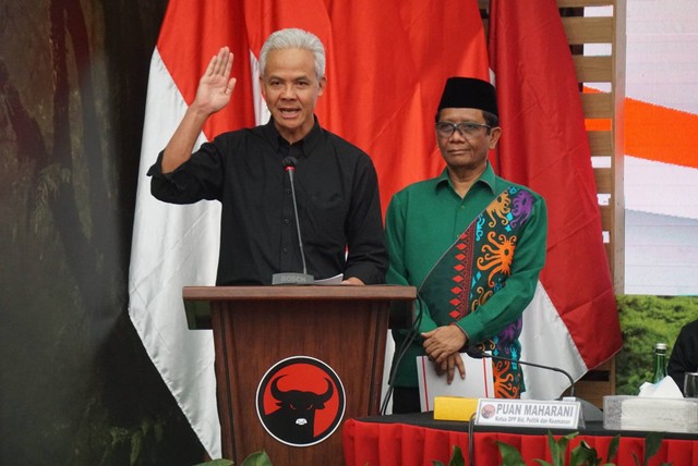 Bacapres Ganjar Pranowo bersama Bacawapres Mahfud MD memberikan sambutan di DPP PDIP, Jakarta, Rabu (18/10/2023). Foto: Iqbal Firdaus/kumparan