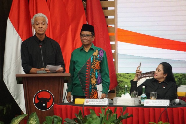 Bacapres Ganjar Pranowo bersama Bacawapres Mahfud MD memberikan sambutan di DPP PDIP, Jakarta, Rabu (18/10/2023). Foto: Iqbal Firdaus/kumparan