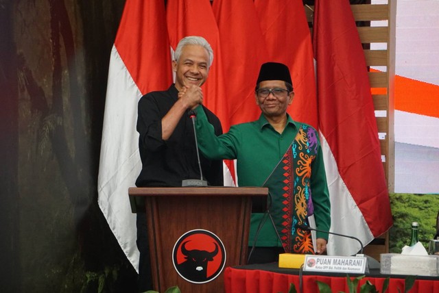 Bacapres Ganjar Pranowo bersama Bacawapres Mahfud MD berjabat tangan di DPP PDIP, Jakarta, Rabu (18/10/2023). Foto: Iqbal Firdaus/kumparan