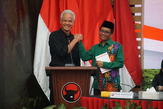 Bacapres Ganjar Pranowo bersama Bacawapres Mahfud MD berjabat tangan di DPP PDIP, Jakarta, Rabu (18/10/2023). Foto: Iqbal Firdaus/kumparan