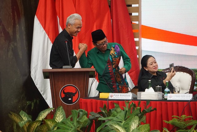 Ketua DPP PDIP Puan Maharani swafoto dengan Bacapres Ganjar Pranowo bersama Bacawapres Mahfud MD di DPP PDIP, Jakarta, Rabu (18/10/2023). Foto: Iqbal Firdaus/kumparan